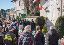 Deposizione della corona di alloro alla lapide dei caduti